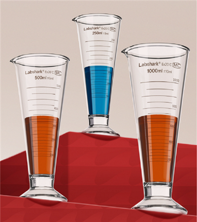 Dreieckiger Messbecher aus Glas